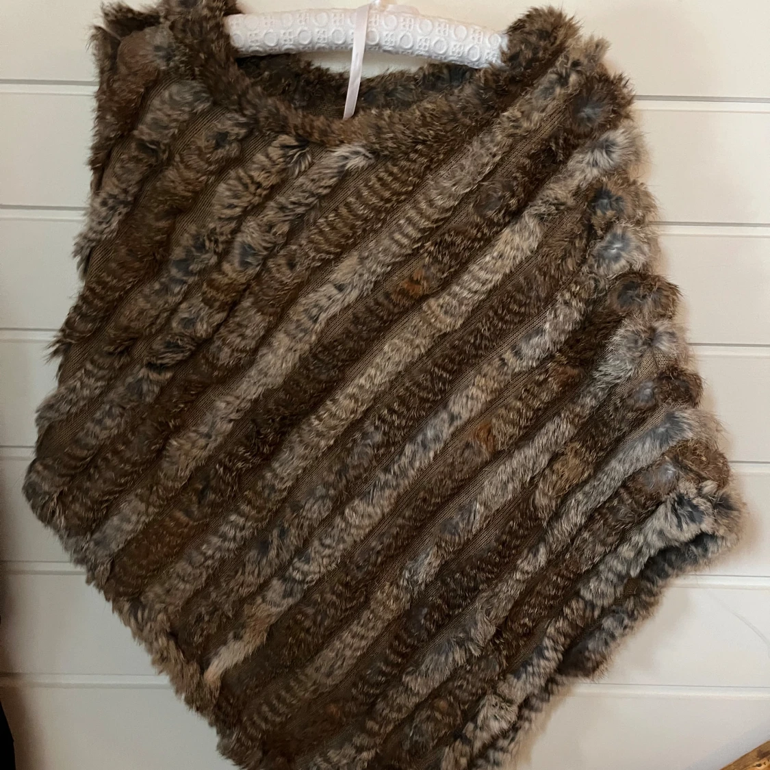 Brun pälsponcho - 92