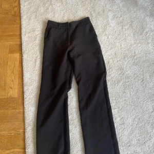 Kostymbyxor  - Kostymbyxor från madlady i storleken EU32-REGULAR 