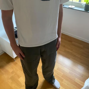 Carhartt jeans  - Säljer mina Carhartt jeans i modellen loose orginal fitt, färgen är milltär grön. Använd endast en gång.