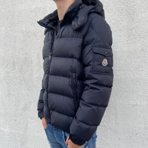 Moncler jacka - Säljer nu denna galet snygga moncler jacka! Nypris omkring 18 000kr! Skick 9/10. Storlek 5, men passar bra på mig som har M/L. Hör av er vid funderingar!