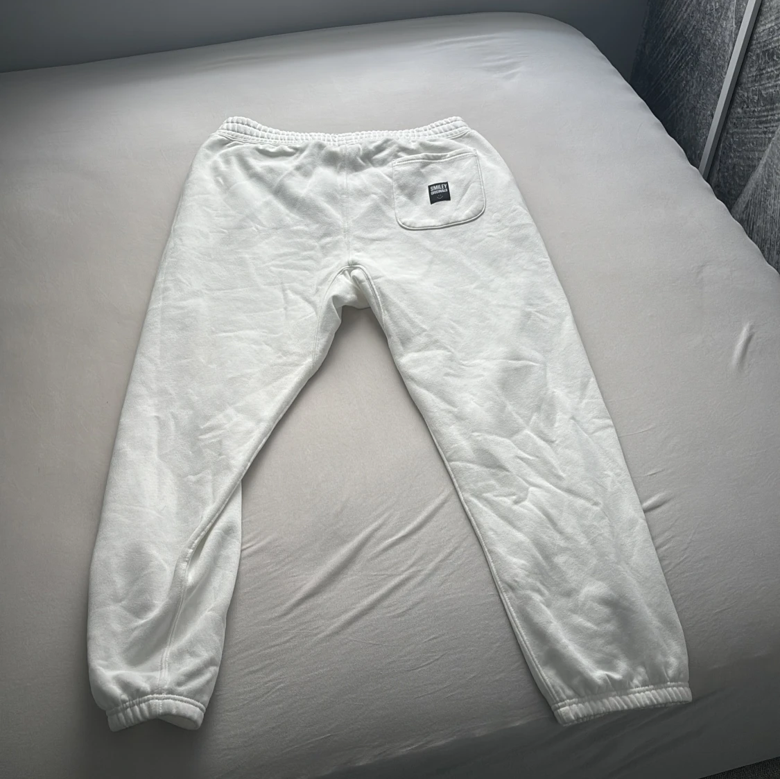 Vita mjukisbyxor från H&M x Smiley - 90