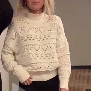 Vit stickad tröja💓 - Super fin vit stickad tröja Max använd 1 gång💓💓 jätte bra skick🥰🥰nypris 600kr💓