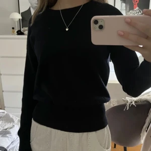 Stickad tröja - Marinblå uniqlo tröja, super fin🥰🥰 Säljer pågrund av kommer ej till användning då jag har liknande💓I super bra skick och använd 2-3 gr🥰