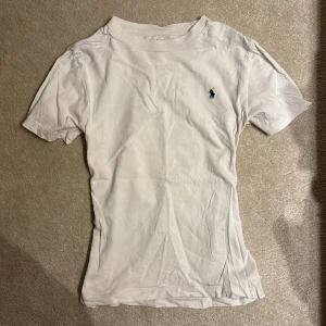 vit ralph lauren t shirt - står storlek M men det är 175 på barn och passar mig som vanligtvis har xs-s 💘orginalpris 600kr 