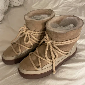 Inukii  - Helt nya och oanvända Inukkis i brun/beiga färgen. Storlek 39 men passar mig som har 38 också.