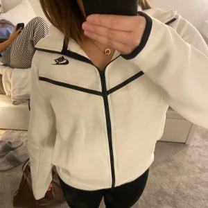 Vit Nike tech - I strl M passar S också. Fint skick. 
