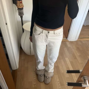 Baggy jeans - Så coola jeans från weekday. Köpte för 500kr, säljer för 200kr. Så najs och älskar att ha dom till middagar eller fest🤍🤍 Storlek 40, så baggy på mig som har S. Om man har M sitter dom ungefär som på sista bilden🥰