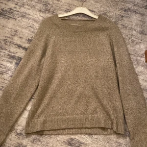 Stickad tröja - Beige fin färg passar till allt 