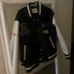 Axel Arigato  - En Axel Arigato Varsity jacka i nyskick. Spontanköpte för ungefär 1 år sedan men upptäckte att det inte riktigt var min stil så aldrig använt. 