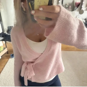 Knyt kofta💕 - Lägger upp igen! Intressekoll på min superfina wrap cardigan från gina❤️helt slutsåld och är väldigt eftertraktad! Priset kan diskuteras💕passar super på mig som brukar ha xs-s men funkar också på m-l❤️