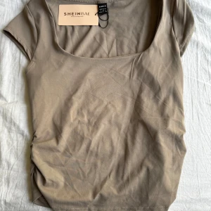 Top beige - Beige top från SHEIN i strl M. Lite kortare modell. Aldrig använd 