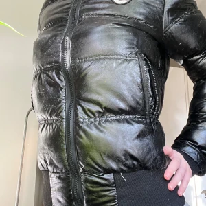 Sexy by sweden vinterjacka  - Cool vinterjacka från sexy by sweden😍 Varm och skön, bra kvalite. 