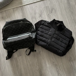 Jacka och ryggsäck - Jacka och ryggsäck