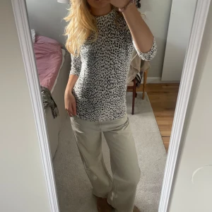 Stickad tröja med mönster - Jättefin stickad topp, halvpolo, trekvartsärm med leopardmönster! 🐆