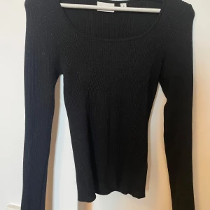 Svart glittrig tröja  - Tight svart glittrig tröja från Kappahl. Endast använd en gång så den är i jättebra skick. 