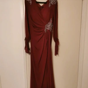 Fest klänning  - Använd endast en gång storlek 42 köpt från Turkiet i år den har väldigt fin passform 