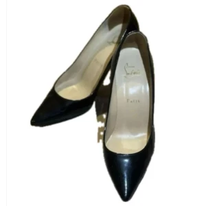 Louboutin klackar - DETALJER Material: Läder Färg: Svart Tillbehör: Inga   ANGE I bra skick, med några tecken på användning.  STORLEK EU: 37 Storbritannien: 5 USA: 6,5