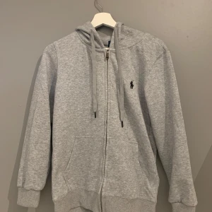 Ralph Lauren zip hoodie - En skön Ralph Lauren zip hoodie i storleken Medium kan passa small. Väldigt bra kvalite. Den är använd några gånger, men inge märken eller smuts på tröjan. Säljer eftersom jag har växt ut den. pris 700 pris kan diskuterade. Ny pris 1000-1700😁