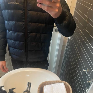 Peak performance vinterjacka  - Säljer nu min sparsamt använda jacka från peak performance! Mycket varm och skön! Hör av er vid funderingar 