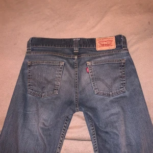 Lågmidjade jeans - W: 31 och L: 32.    Säljer ett par klassiska Levis jeans i blå denim. De har en straight passform och är i välanvänt skick med lite slitage vid sömmarna. Det är lite slitet längst ner på jeansen ‼️PRISET KAN DISKUTERAS‼️Hör av dig vid frågor!!🫶🏻🥰