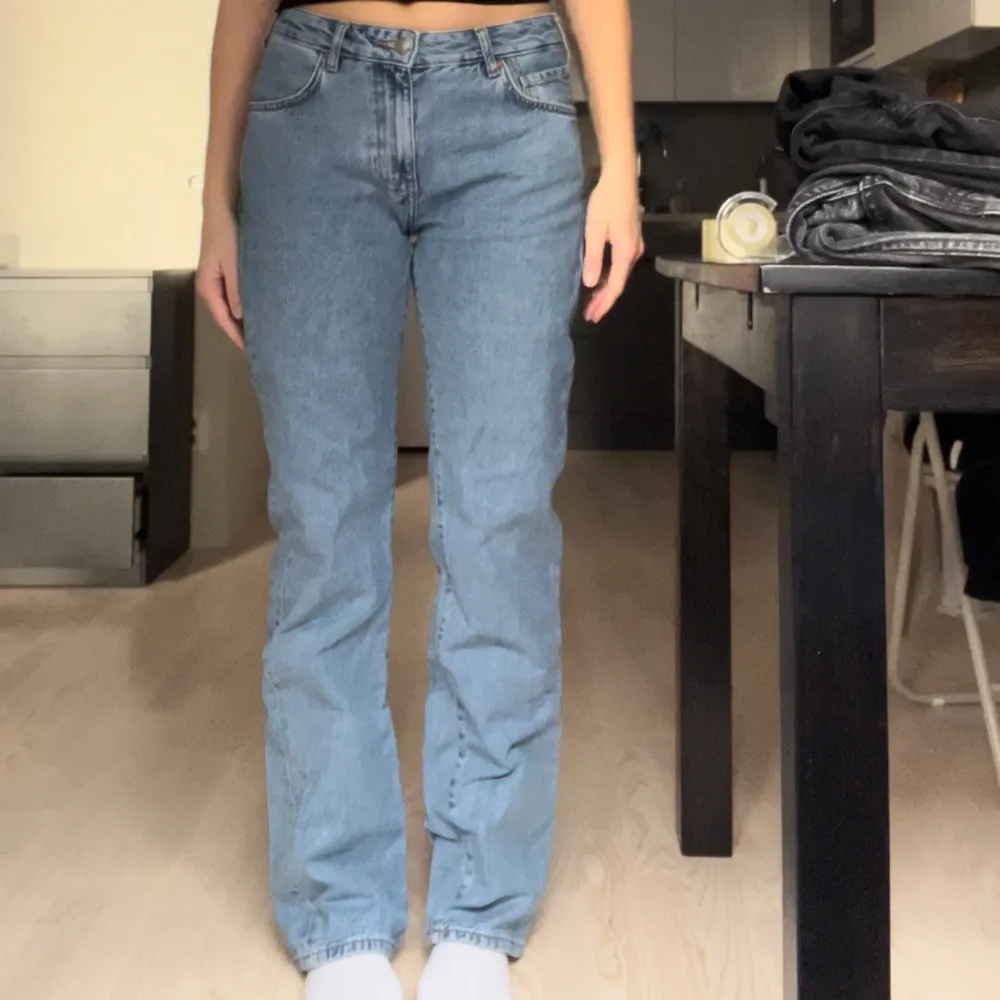 Låga raka jeans från bikbok i storlek W29 L32 Väldigt bra skick För referens så är jag 167cm lång. Jeans & Byxor.