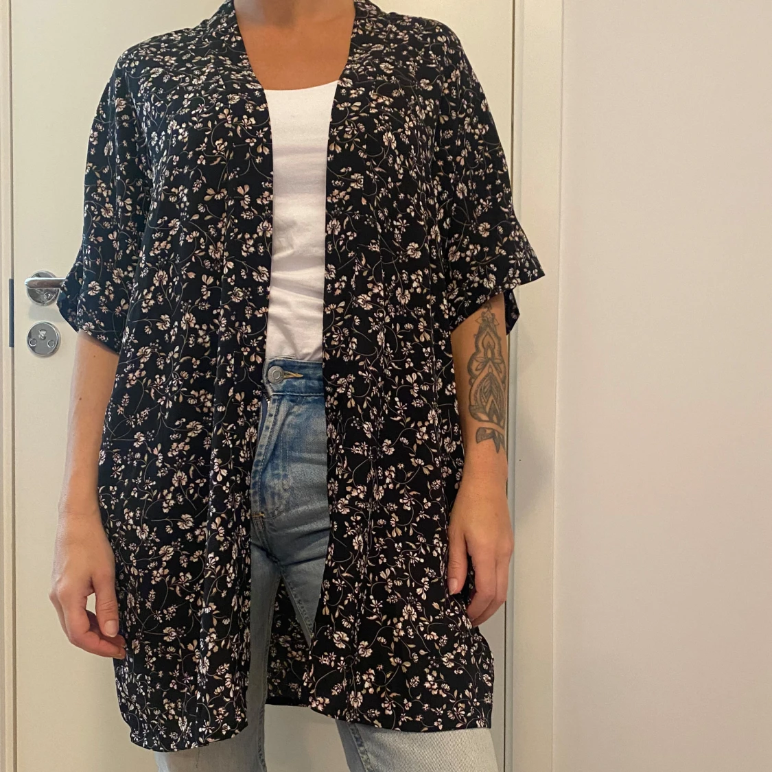 Svart blommig kimono från H&M