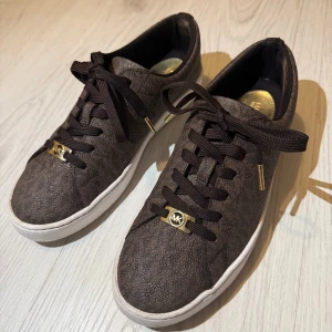 Michael Kors skor - Säljer ett par nån månads gamla skor, ett par Michael Kors org pris 1500 kr Storlek 38 Billigare vid snabb affär