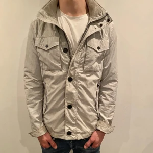 J.Lindberg jacka baliey - Säljer nu min otroligt snygga field jacka från j lindberg då jag tycker den sitter lite för stort på mig, skicket är 8/10. Den är synligt använd men inga defekter som hål osv. Priset är inte hugget i sten😌