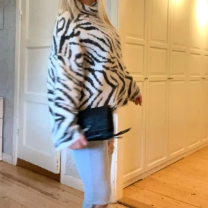 Zebra tröja  - Stickad tröja i zebra mönster💕