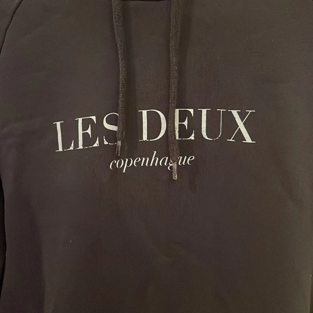 Tjena säljer nu en Les Deux hoodie Skicket är 9/10 då den endast är använd ett fåtal gånger Nypris ca 1000 kr, mitt priss 399 kr. Hoodies.