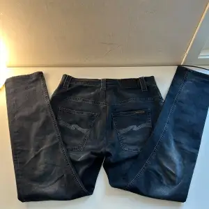 | Riktigt snygga och unika nudie jeans | | De är i mycket bra skick och har varken hål eller fläckar |  | Modellen är 187cm, 83kg. Måtten finns | Vid ytterligare intresse är det bara att skriva i dm | 🙌🏻⭐️