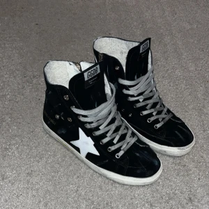 Golden Goose - Väldigt feta och unika höga golden goose. Passar storlek 42, inte använda mycket alls användna ca 5 gånger. Alltså inga defekter. Lite custom gjorde med färg. Enda ute på marknaden just nu. Perfekta för vintern🤗 hittar inte för bättre pris💯