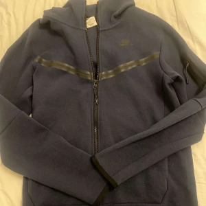 Nike tech tröja mörkblå - Nike Tech fleece. Inga defekter. 💗