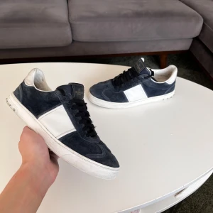 Valentino Flycrew - Valentino flycrew i den eftertraktade marinblå färgen | storlek 42,5 passar upp till 44 | skick syns på bilderna (de vita på sista bilden går bort) endast en nit lossnat | endast skorna ingår | för mer info skriv privat!