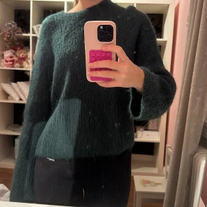 Grön stickad tröja! - Säljer denna gröna tröja från &other stories. Tror att det är någon form av mohairblandning💞