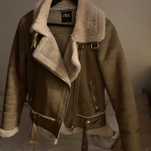 Vinter jacka - Säljer min jacka från Zara, storlek s knappt använd. Kan mötas i Stockholm fint skick 