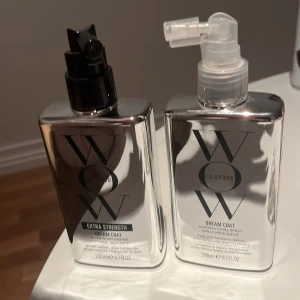 Color Wow Dream Coat och Extra Strength - Säljer två flaskor av Color Wow: Dream Coat och Extra Strength. Båda är 200 ml och ger ett slätt, glansigt resultat som skyddar mot fukt. Perfekt för att hålla håret frizzfritt och snyggt i flera dagar. Flaskorna är i en snygg silverdesign med praktiska spraymunstycken. Båda för 800kr
