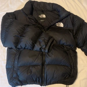 North face puffer jacka - Svart 1996 retro North face puffer jacka. Endast använd en vinter och ser utöver att den är lite skynklig ut att vara helt ny. Nypris: 3899 Mitt pris: 1400 (diskuterbart vid snabb affär) Står att det är en storlek L men sitter som en M. 