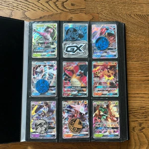 Pokémon kort perm med stora och små kort - Bra skick! Jag säljer en Pokémon perm med 12 GX, 11 EX och ett V. Innehåller även andra sorterade småkort, 3 stora kort vilket två av dom är GX, en av dom är ett skrapkort också och den sista är en ”Legendary Pokémon”. Pris kan diskuteras! 