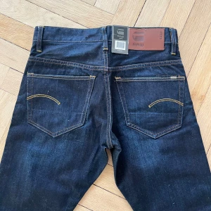 G- Star Jeans 29/32, Aldrig använda - Helt nya g-star jeans som är helt nya och aldrig använda. Perfekt nu till vintern! Skriv pm om du har några frågor!