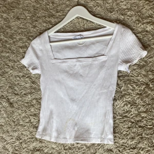 Vit t-shitr - Super söt t-shirt! Dock har den lite fläckar där fram så säljer därför till ett litet billigare pris men tvättar såklart innan jag postat💕