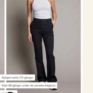 kostymbyxor - assnygga utsvängda kostymbyxor från bikbok köpta för ett tag sen, inte använda så mycke så bra kvalitet, säljer då jag inte använder dom, fler bilder skickas vid önskemål🥰🥰storlek 34 och är lite långa på mig som är 164 men sitter bra annars!