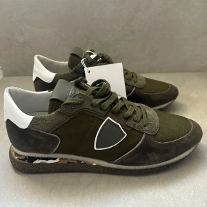 philippe model trainer ( HELT NYA)  - ett par sjukt feta trainers || perfekta nu till vintern || strlk 44 || skicket 10/10 ( HELT NYA ) || box och tag medföljer vid köp! hör gärna av er vid intresse!