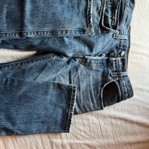 Levis 501 ”Fint skick” - Midjemått 66cm Höftmokrets 91cm Väldigt fina levis 501 or Köpta på Levi’s 2022  1200kr Knapt andvända senaste året. Priset kan diskuteras vid snabb affär 
