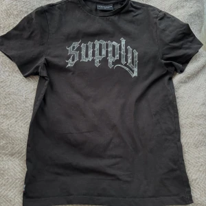 Supply And Demand T-Shirt - En nästan helt ny SD T-Shirt utan prislapp Svarar alla frågor!!  Är killmodell men kan bäras som tjej