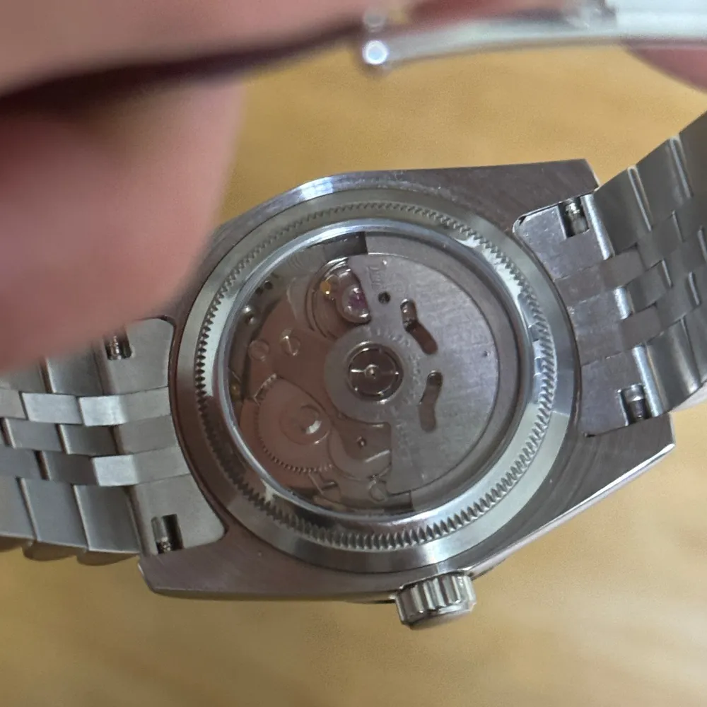 Seiko moddad skydweller. Riktigt fin skick näst intill ny. Ej skrapad.  36mm Nh35 automatisk ur Vattentålig upp till 100m Oskrapbart glas Lume (lyser i mörker)  2799kr men kan gå ner vid smidig affär.. Accessoarer.