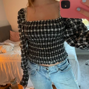 Rutig topp  - Superfin topp från hm. Köpt från arkivet men har lappen kvar! Har inte kommit till andvändning 