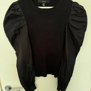 Tröja med skjortärmar - Stretchiga tröja med skjortärmar och puffaxlar från Vero Moda. Väldigt sparsamt använd. I strl M