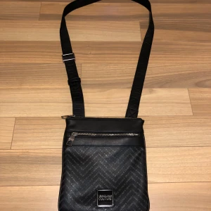 Versace väska - Säljer denna feta versace väskan då den inte används. Färgen på dragkedjan är lite skavd på ett ställe men bortsätt från det så är den i toppskick, skriv vid funderingar😁