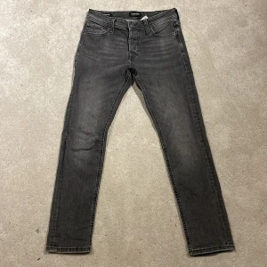 JACK N JONES JEANS GRÅA SLIM FIT  - Söker du trendiga jeans men vill inte lägga flera hundra perfekt då har du kommit rätt vi på Veranoresell säljer dessa slim fit jeans i stork 28 1-3 dagar frakt 🚚 skick 10/10 tveka inte om ni har några frågor 